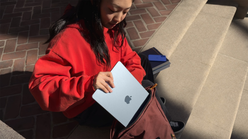 Apple-MacBook-Air-lifestyle-on-the-go-250305_big.jpg.large_2x.jpg